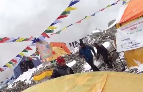 Лавину в Гималаях, вызванную землетрясением заснял альпинист. Видео