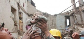 В Непале младенец пролежал двое суток под завалами и выжил. Фото