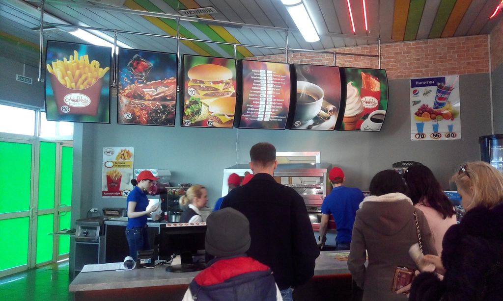 Российские оккупанты открыли в Крыму плагиатный McDonalds. Фото