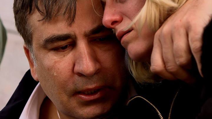 Саакашвили плакал на Майдане вместе с женой убитого бойца АТО. Фото