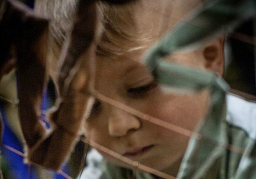 «Маленький герой» плетет маскировочные сети для бойцов АТО. Фото