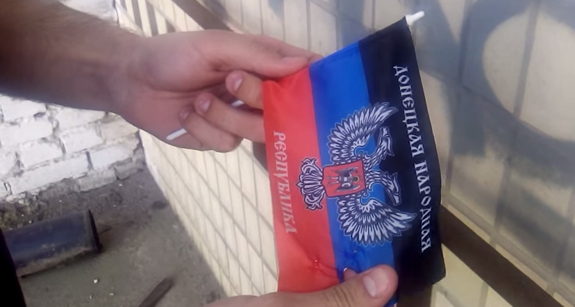 Как в Донецке жгли флаг ДНР. Видео
