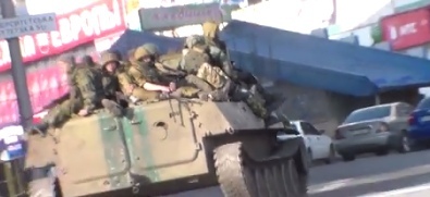 По центру Донецка передвигается бронетехника. Видео
