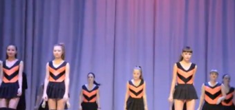 Фотожабы на танец российских школьниц «взорвали» сеть. Фото