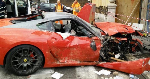 В Риме парковщик перепутал педали и разбил Ferrari за 300 тысяч евро и магазин. Видео