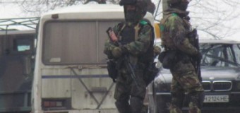 В Мариуполе вооруженные зеленые человечки блокировали ДК. Фото