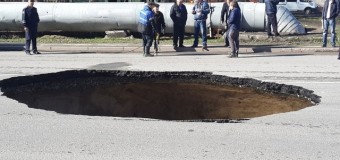 В Ростове сразу 11 автомобилей провалились под асфальт. Видео