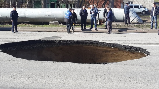 В Ростове сразу 11 автомобилей провалились под асфальт. Видео