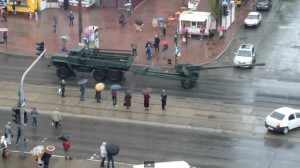 Из России в Луганск въехала огромная колонна бронетехники. Видео
