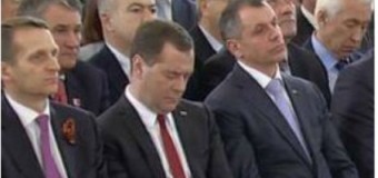 Свежие фотожабы на сон Медведева набирают популярность в сети. Фото