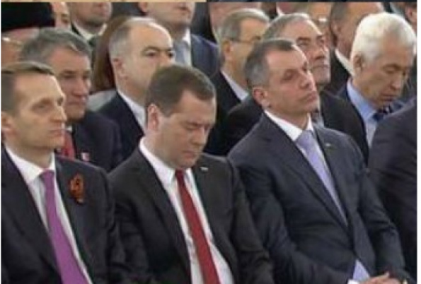 Свежие фотожабы на сон Медведева набирают популярность в сети. Фото