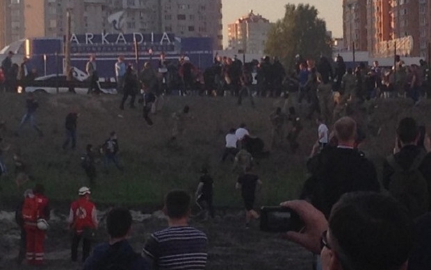 В Киеве начались столкновения возле метро «Осокорки». Видео
