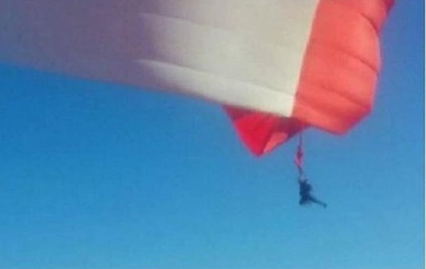 Огромный флаг унес мексиканского солдата в небо. Видео