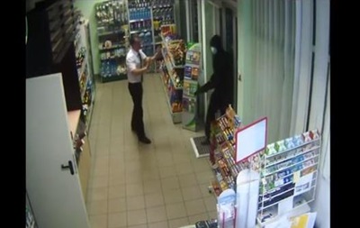 Видео с камер наблюдения вооруженного ограбления АЗС под Николаевом