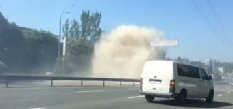 В Киеве машины «плавали» в желтом кипятке. Видео