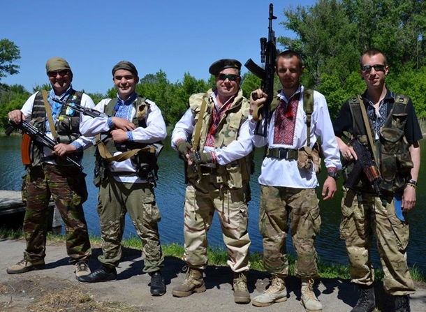 Украинские солдаты оделись в вышиванки. Фото