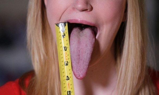 18-летняя американка с самым длинным языком достает им до глаз. Фото