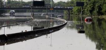 Один из крупнейших городов Техаса частично оказался под водой. Видео