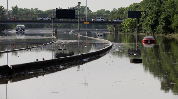 Один из крупнейших городов Техаса частично оказался под водой. Видео