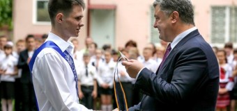Порошенко приехал на последний звонок в школу Славянска. Фото