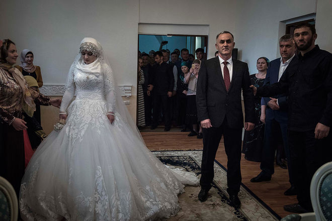 Кадыровского силовика и его невесту поженила журналистка. Фото
