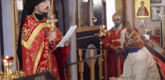 Священник РПЦ возле алтаря устроил «коммунистический концерт». Видео