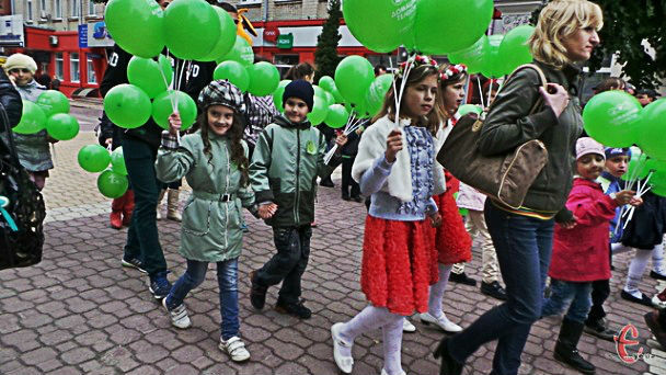 Улицами Хмельницкого прошлись сотни близнецов. Видео