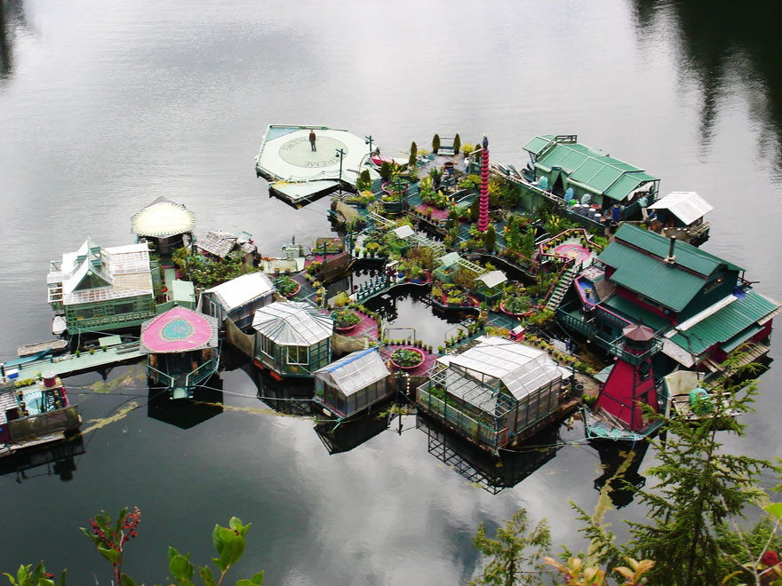 Супружеская пара построила плавучий остров своей мечты. Фото
