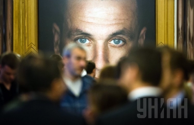 Порошенко открыл выставку портретов героев АТО. Фото