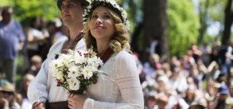 Украинка и канадец поженились в парке перед сотней незнакомцев. Фото