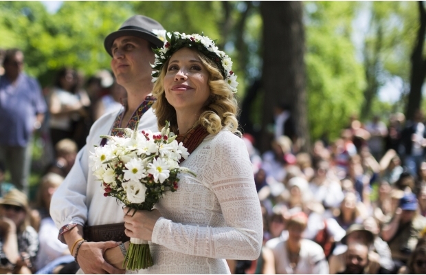 Украинка и канадец поженились в парке перед сотней незнакомцев. Фото