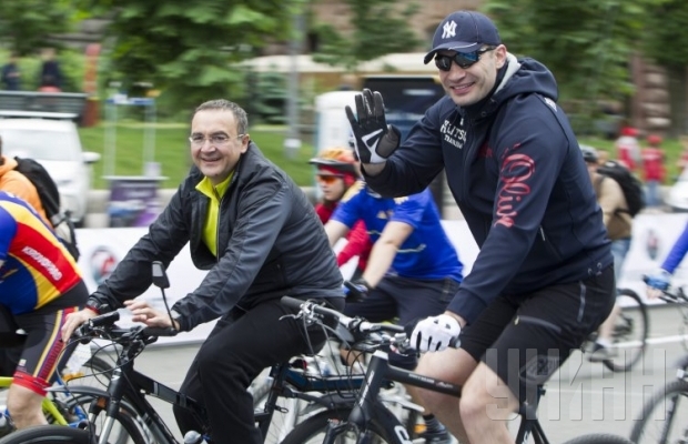 Кличко поучаствовал в киевском велопараде. Фото