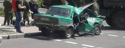 В Донецке боевики на «Урале» раздавили легковушку с людьми. Фото