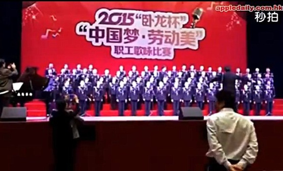 В Китае хор из 80 вокалистов неожиданно провалился под сцену. Видео