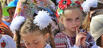 Крымские школьники пришли в вышиванках на последний звонок. Фото