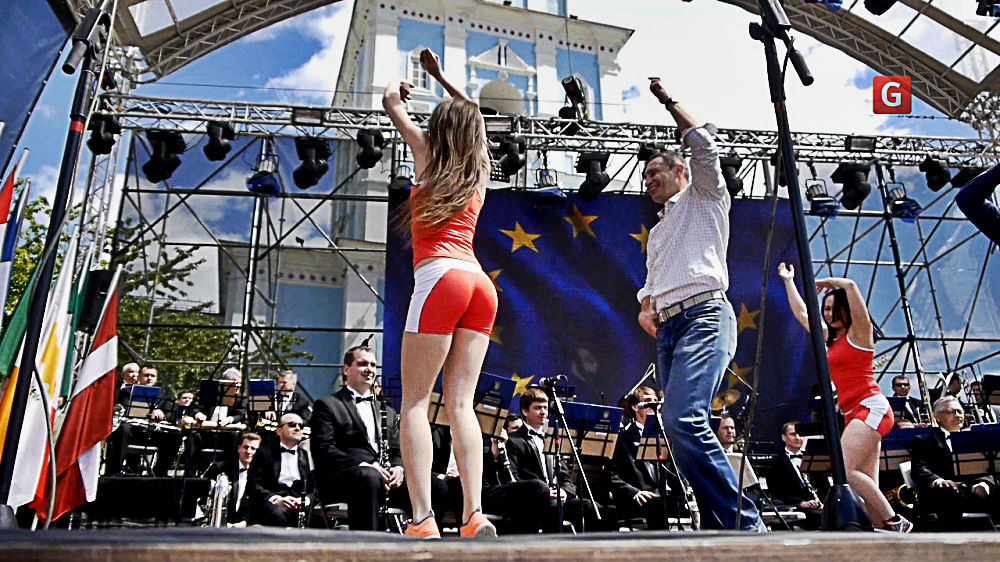 Мэр Кличко отплясал с красотками на Михайловской площади. Видео