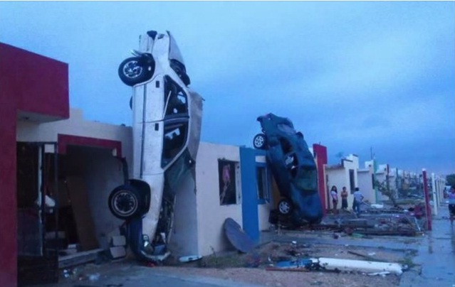 Торнадо в Мексике крушит все и унесло жизни уже 13 человек. Видео
