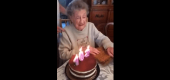 Бабушка выплюнула вставную челюсть, задувая свечи на торте. Видео