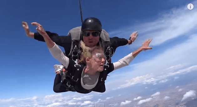 Американские бабушки впервые прыгнули с парашютом. Видео