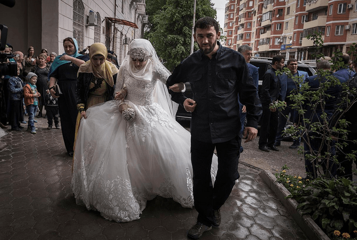 Скандальная свадьба чеченского начальника РОВД с несовершеннолетней. Фото
