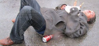 Россиянин уснул посреди дороги с шашлыком в руках. Фото