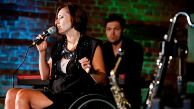 Певица в инвалидном кресле «взорвала» Евровидение. Видео