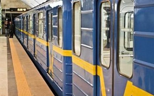 Футбольные хулиганы едва не перекинули вагон в метро на станции «Крещатик». Видео