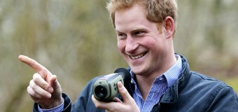 Принц Гарри «дал в лоб» королевскому фотографу. Фото