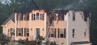 В США самолет упал на жилой дом: погибли три человека. Видео крушения