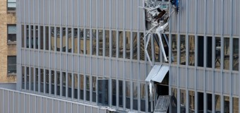 В Нью-Йорке строительный кран упал на небоскреб. Видео