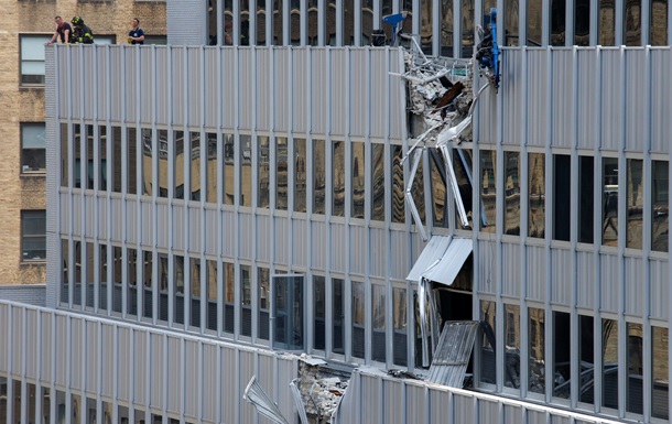 В Нью-Йорке строительный кран упал на небоскреб. Видео