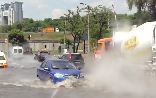 В Киеве на проезжей части образовалось «озеро» из кипятка. Видео