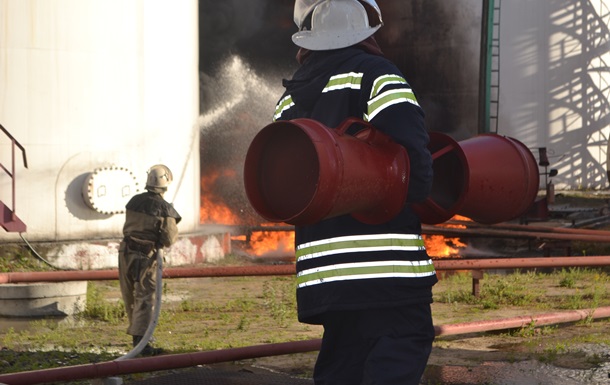 Под Киевом произошел мощный взрыв на нефтебазе: погибли пожарные. Видео