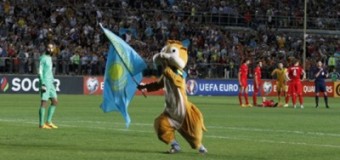 В Казахстане на футбольное поле выбежал человек-бурундук. Фото